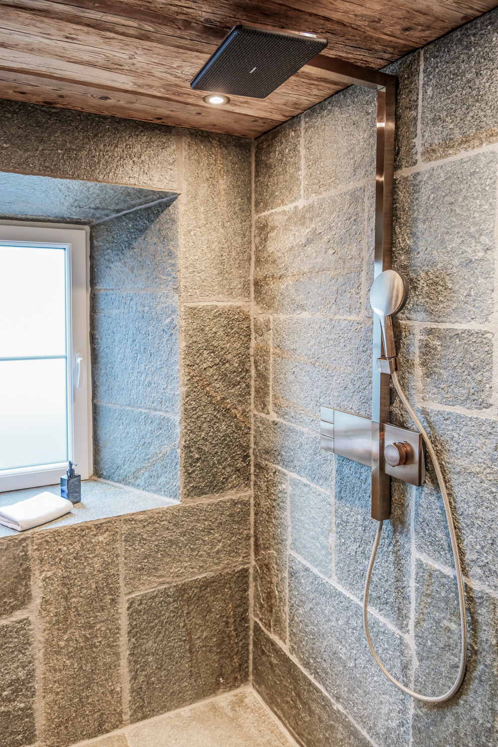 XXL-Regendusche in Naturstein, Schlafzimmer II Residence I