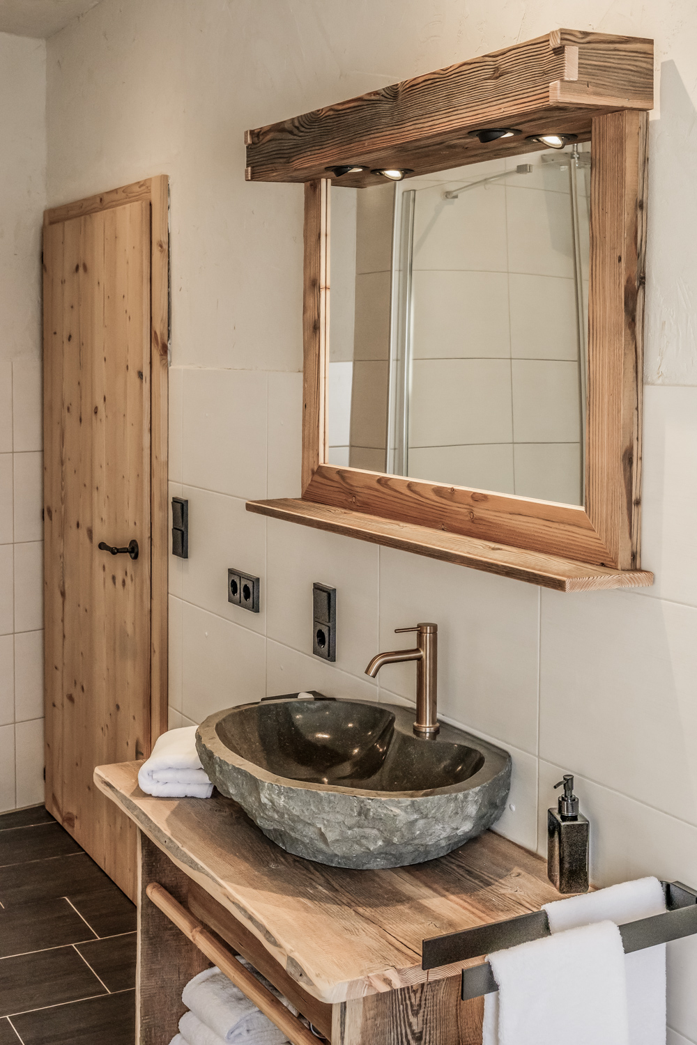Steinwaschbecken im Badbereich des Schlafzimmers II, Residence II