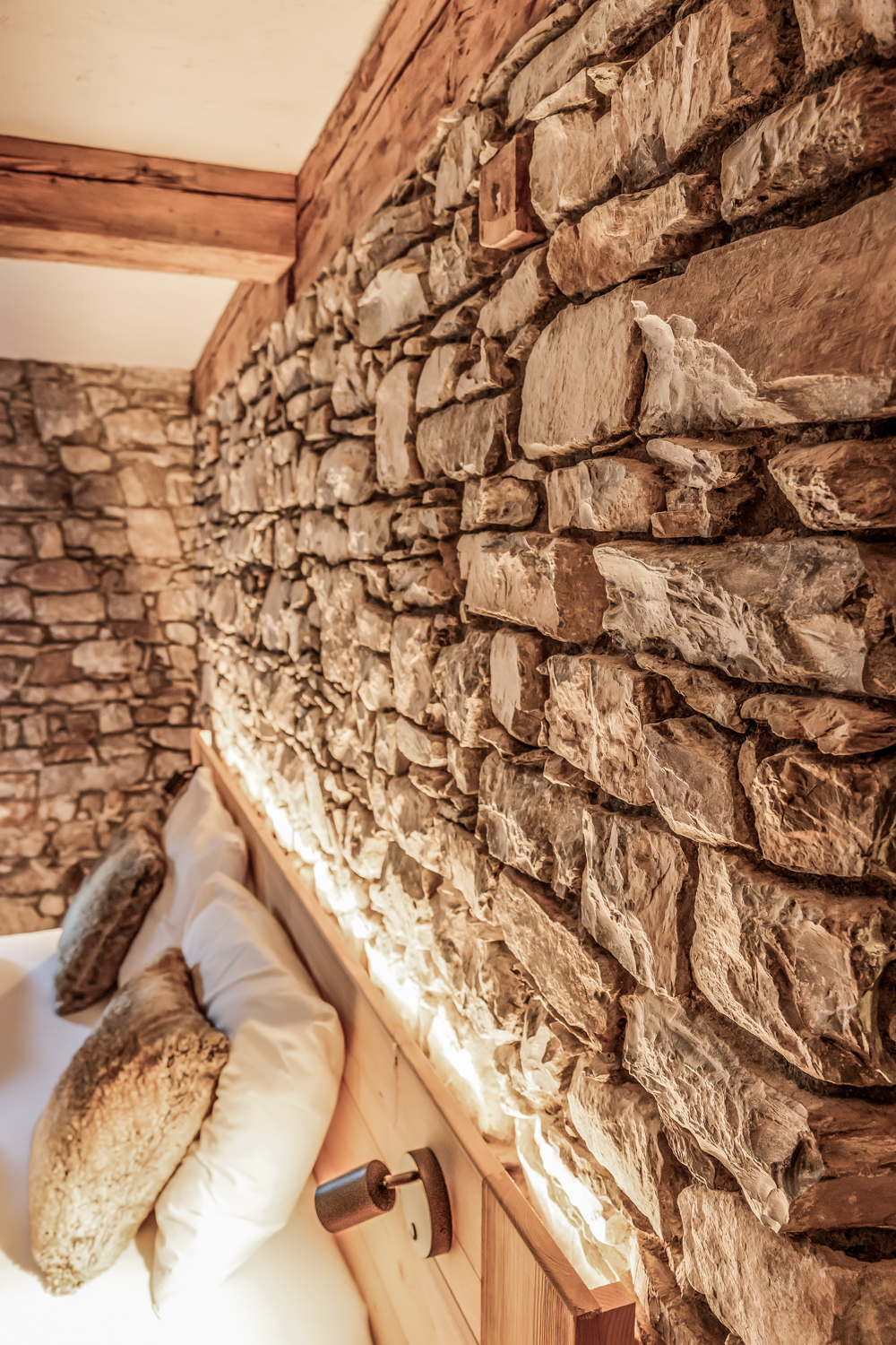 Freigelegter historischer Naturstein im Innenraum