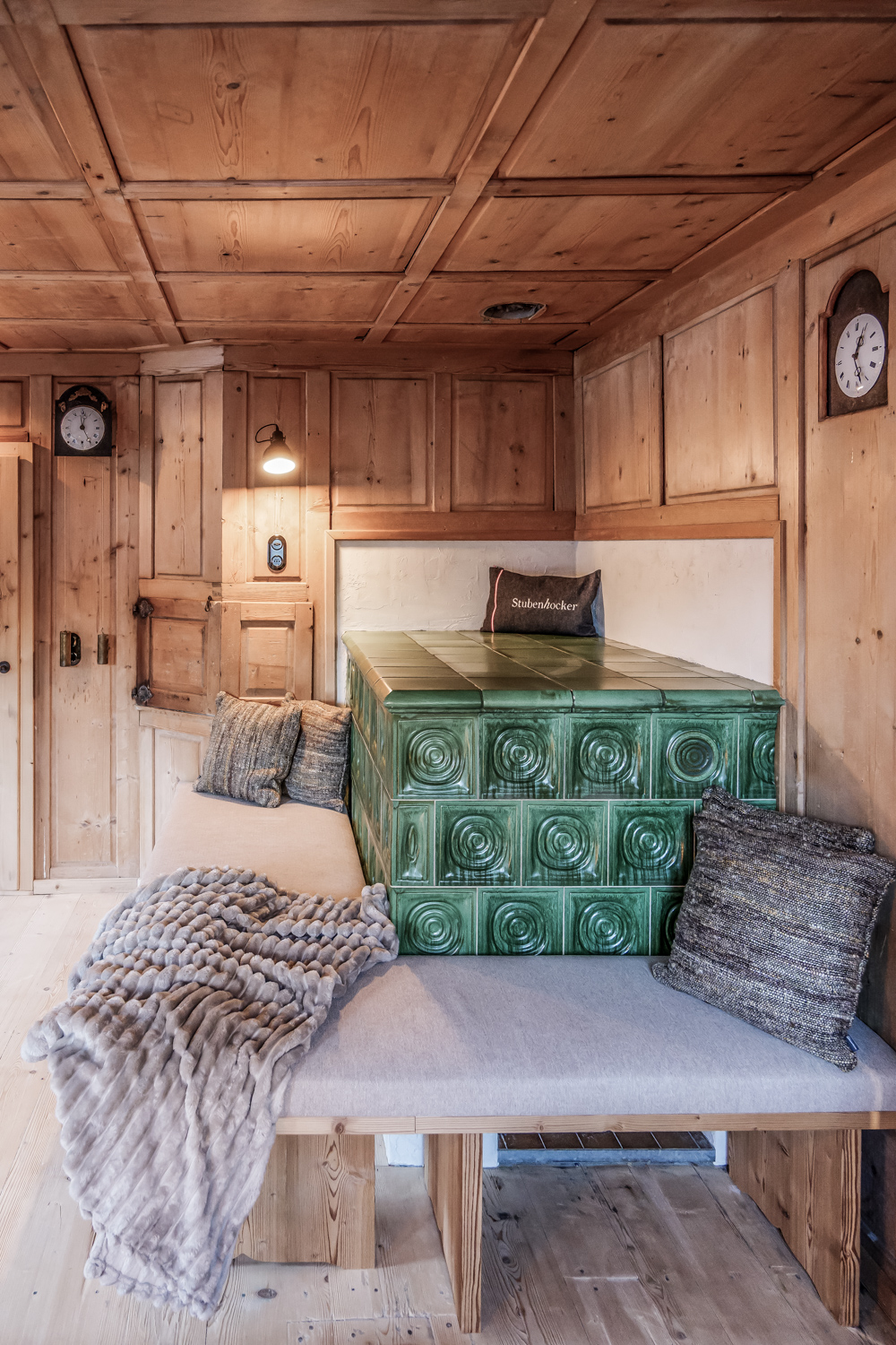 Bauernstube mit Kaminofen und historischen Holzdielen