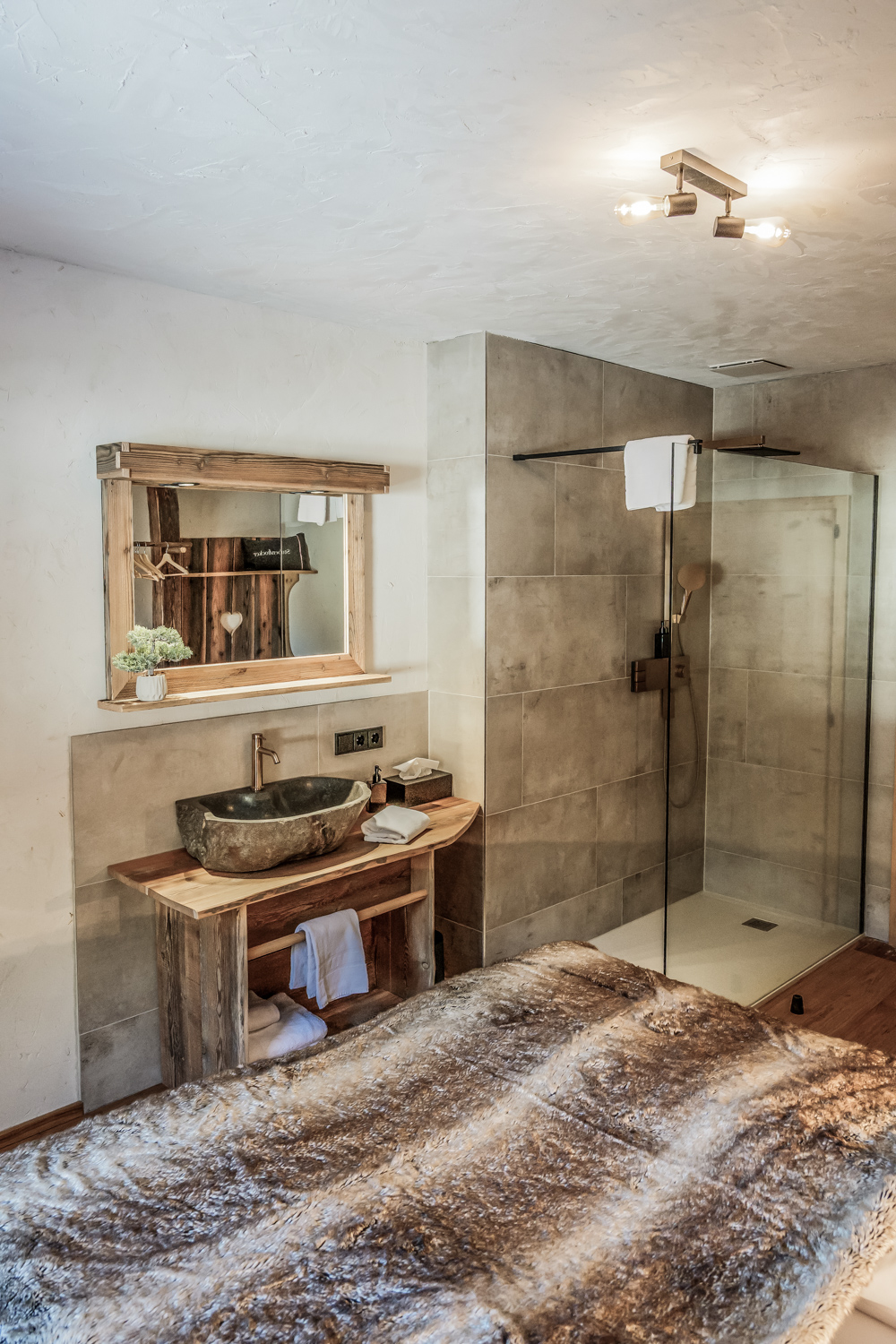 Offener Badbereich mit Walk-in-Dusche im Schlafzimmer II, Residence II